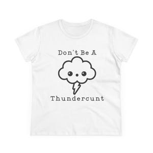 Può includere: T-shirt bianca con la scritta "Don't Be A Thundercunt". Il design presenta una nuvola dei cartoni animati con un fulmine. La maglietta è realizzata in un materiale morbido e confortevole.