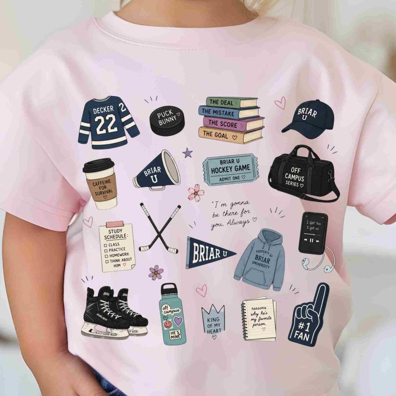 Puede incluir: Camiseta rosa claro con varios gr&aacute;ficos tem&aacute;ticos de hockey. Los dise&ntilde;os incluyen una camiseta, un disco de hockey, libros, una gorra, una taza de caf&eacute;, un meg&aacute;fono, palos de hockey, una bandera, una sudadera con capucha, una bolsa de deporte, un tel&eacute;fono, patines de hielo, una botella de agua, un cuaderno y un dedo de espuma.