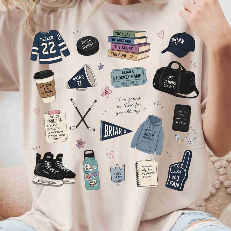 Puede incluir: Camiseta de color beige claro con varias ilustraciones relacionadas con el hockey y la vida universitaria. Incluye una camiseta, un disco de hockey, libros, una gorra, una bolsa de deporte, una taza de caf&eacute;, una botella de agua y un tel&eacute;fono con auriculares.