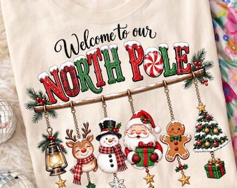Bem-vindo ao nosso Polo Norte PNG, Design de sublimação de Papai Noel, boneco de neve e rena, Camiseta da Equipe de Férias de Natal, Clipart de Papai Noel pendurado na árvore de Natal