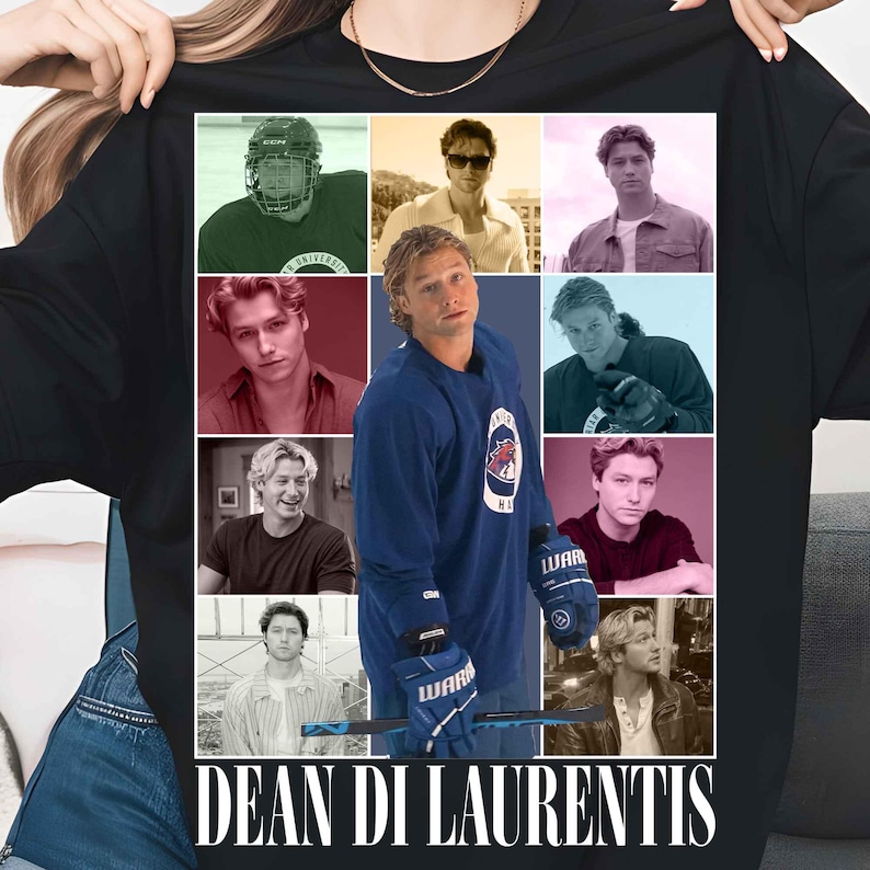 Puede incluir: Una camiseta negra con un collage de fotograf&iacute;as de una persona, incluyendo im&aacute;genes con equipo de hockey y ropa casual. La imagen central muestra a la persona con una camiseta de hockey azul sosteniendo un palo. El texto DEAN DI LAURENTIS est&aacute; impreso.