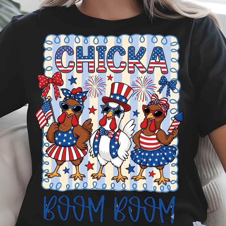 Puede incluir: Camiseta negra con un dise&ntilde;o patri&oacute;tico que presenta tres pollos de dibujos animados vestidos con trajes rojos, blancos y azules. El texto "CHICKA BOOM BOOM" se muestra en una fuente festiva, ideal para el D&iacute;a de la Independencia.