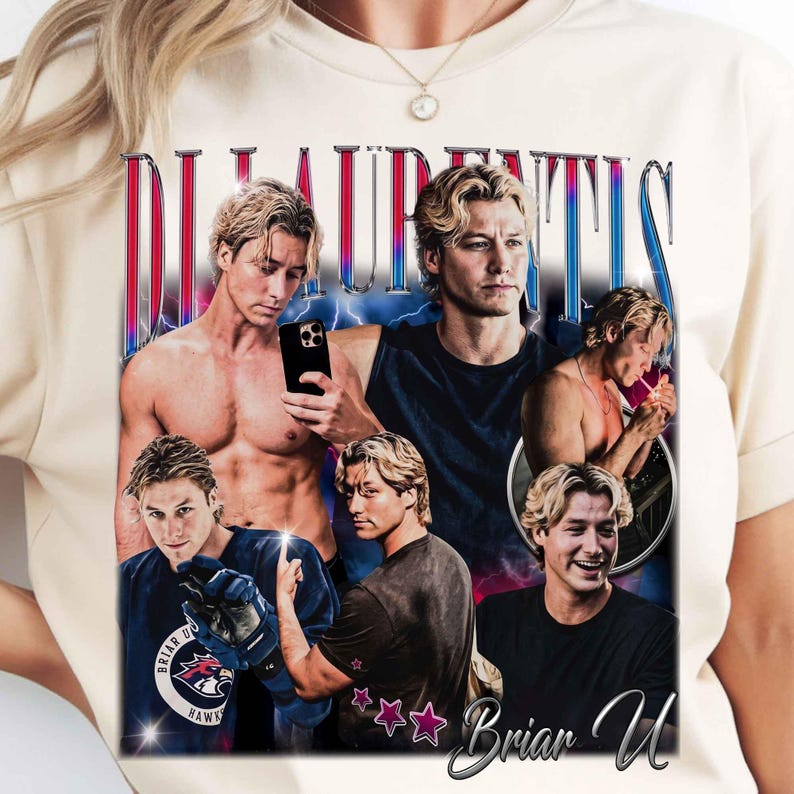 Puede incluir: Una camiseta de color crema con un collage de fotos de un hombre rubio. El gr&aacute;fico incluye el texto "DI LAURENTIS" en la parte superior y "Briar U" en la inferior, con rayos azules y peque&ntilde;as estrellas rosas rodeando las im&aacute;genes.