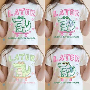 Peut inclure: Quatre t-shirts crème avec le mot « LATER » au-dessus d'un alligator de dessin animé portant des lunettes de soleil et faisant du skateboard. Le texte « SCHOOL'S OUT FOR SUMMER » est en dessous. Les couleurs varient.