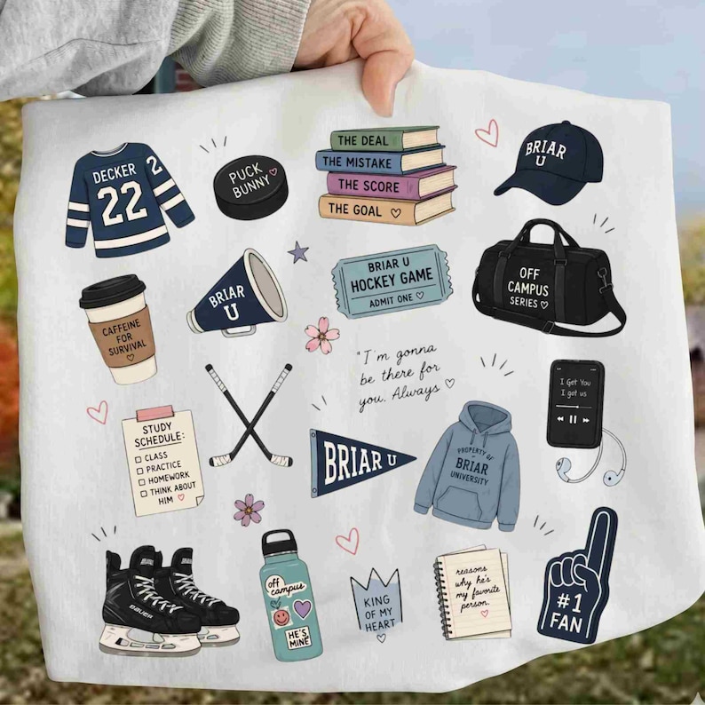 Puede incluir: Una tela blanca con ilustraciones relacionadas con el tema universitario. Incluye una camiseta de hockey, libros, una gorra de b&eacute;isbol, una bolsa de deporte, una taza de caf&eacute;, un meg&aacute;fono, palos de hockey, una botella de agua y un dedo de espuma.