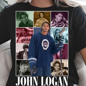 Puede incluir: Una camiseta negra con un collage de nueve fotograf&iacute;as de una persona, incluida una imagen central de la persona vistiendo una camiseta de hockey azul de la Briar University y sosteniendo un palo. El texto JOHN LOGAN est&aacute; impreso en blanco abajo.
