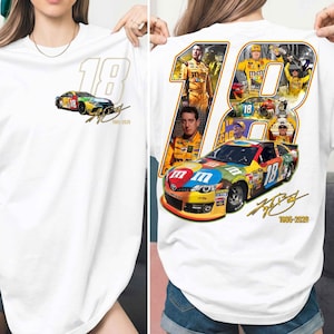 Pode incluir: Camiseta branca com um gráfico colorido de carro de corrida, o número 18 e o texto "1985-2026". A parte de trás da camisa exibe uma colagem de imagens e o número 18. Uma homenagem a uma carreira de corrida.
