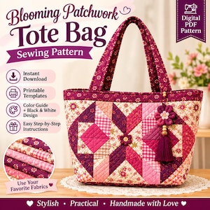 Könnte beinhalten: Eine gesteppte Patchwork-Tragetasche mit geometrischem Sternmuster in Rosa-, Magenta- und Cremetönen, kombiniert mit Blumen- und Vichy-Karomustern. Die Tasche hat zwei Tragegriffe sowie einen dekorativen Stoffblumen- und Quastenanhänger an der Vorderseite.