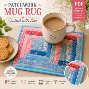 Könnte beinhalten: Ein rechteckiger Patchwork-Tassenuntersetzer mit einem Log-Cabin-Quiltmuster in Blau-, Rosa- und Rottönen, eingefasst mit einem hellblauen Stoffrand. Der Text PATCHWORK MUG RUG, Quilted with Love und PDF SEWING PATTERN DIGITAL DOWNLOAD ist zu sehen.