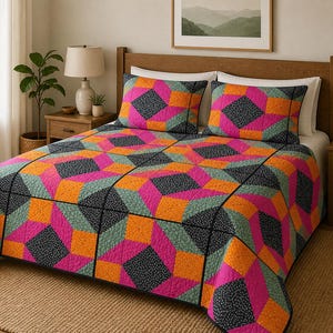 Könnte beinhalten: Eine Tagesdecke und zwei passende Kissenbezüge mit einem geometrischen Muster aus Quadraten und Rauten in leuchtendem Pink, hellem Orange und Türkis, akzentuiert durch schwarze Stoffbahnen mit einem kleinen weißen Punktmuster.