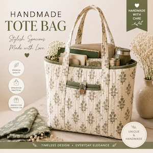 Pode incluir: Uma bolsa tote acolchoada em tecido creme com um padrão floral verde repetitivo, apresentando duas alças superiores, um bolso frontal com fecho de botão de madeira e acabamento verde. A bolsa contém vários itens, incluindo um caderno.