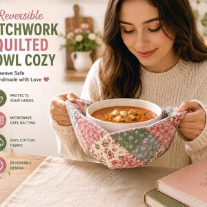 Könnte beinhalten: Ein wendbarer, gesteppter Patchwork-Schüsselwärmer mit Blumenmuster in Rosa-, Grün- und Weißtönen. Das Stoffzubehör ist für Schüsseln konzipiert, mit Text, der darauf hinweist, dass es mikrowellengeeignet, aus Baumwolle und handfreundlich ist.