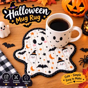 Peut inclure: Un dessous de tasse en tissu en forme de fantôme avec un motif répétitif de petits fantômes blancs portant des chapeaux de sorcière orange, des chauves-souris noires, des croissants de lune orange et des étoiles noires sur fond crème.