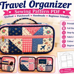 Könnte beinhalten: Ein gestepptes Reise-Organizer-Schnittmuster als PDF mit Patchwork-Design in Marineblau, Pink und weißen Blumenmustern. Die rechteckige Tasche hat einen Tragegriff, eine Reißverschlusstasche vorne und einen Flugzeug-Aufnäher. Mit Innenfächern.