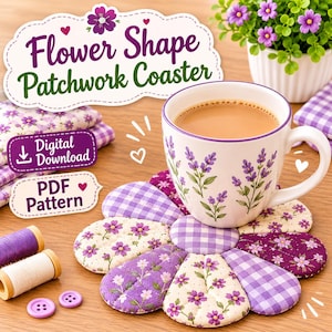 Könnte beinhalten: Ein blumenförmiger Patchwork-Untersetzer mit violetten und weißen Blüten- und Vichy-Stoffmustern. Eine weiße Keramiktasse mit Lavendelzweig-Illustrationen steht darauf. Text: Flower Shape Patchwork Coaster, Digital Download, PDF Pattern.