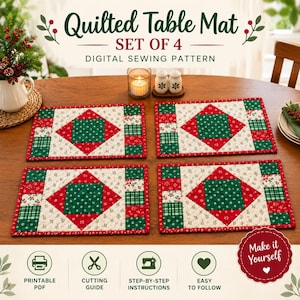 Könnte beinhalten: Ein Set aus vier rechteckigen, gesteppten Tischsets mit einem zentralen grünen Quadrat mit weißen Schneeflockenmustern, umgeben von roten und cremefarbenen geometrischen Rändern. Der Text lautet Quilted Table Mat Set of 4 Digital Sewing Pattern.