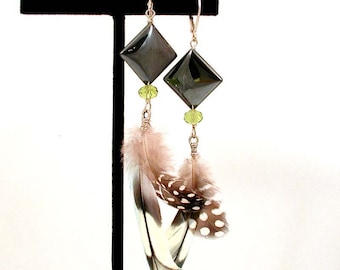 Boucles d'oreilles rétro en plumes de perruche - Silver Grey Hematite Dangle - Boho Feather Earring - Feathered shoulder Duster - Modern Organic Statement