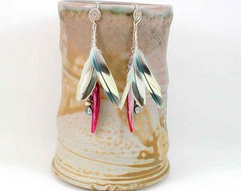 Boucles d'oreilles en plumes - Boucles d'oreilles en coquillage - Boucles d'oreilles en plumes enveloppées de fil - Hot Pink Spike Dangle - Feather Shoulder Duster - Boucles d'oreilles bio