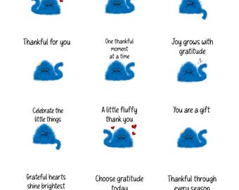 Może przedstawiać: Kolekcja dwunastu małych kart zatytułowanych Little Notes of Gratitude, Tiny cards. Thankful hearts. Każda karta przedstawia niebieskie, puszyste stworzenie z różnymi wyrazami twarzy i frazami, w tym Grateful for today, Little things matter, There's always something to smile about, Thankful for you, One thankful moment at a time, Joy grows with gratitude, Celebrate the little things, A little fluffy thank you, You are a gift, Grateful hearts shine brightest, Choose gratitude today oraz Thankful through every season.