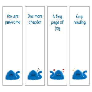 Op de afbeelding: Set van vier bedrukbare bladwijzers met blauwe, pluizige kattenillustraties. Elke bladwijzer heeft een andere zin: "You are pawsome", "One more chapter", "A tiny page of joy" en "Keep reading". De kattenontwerpen bevatten harten, sterren en slaapdetails.