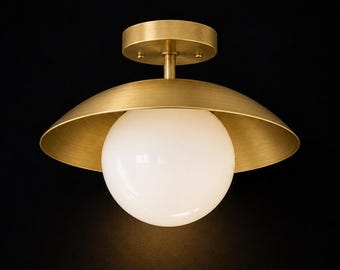 Lámpara de techo semiempotrada moderna de latón con globo de cristal opalino.