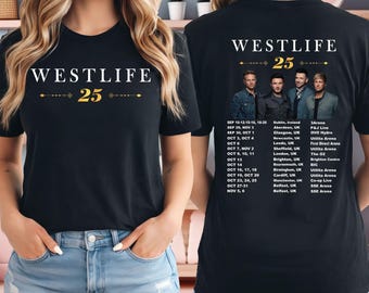 Könnte beinhalten: Ein schwarzes T-Shirt mit dem weißen Schriftzug WESTLIFE 25 auf der Vorderseite. Die Rückseite zeigt den Text WESTLIFE 25, ein Foto von vier Männern sowie eine Liste von Tourdaten und Orten, darunter Städte wie Dublin, London und Belfast mit Veranstaltungsorten.