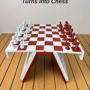 K&ouml;nnte beinhalten: Ein klappbares Schachspiel mit einem Brett in einem wei&szlig;-ziegelroten Schachbrettmuster. Das Set enth&auml;lt wei&szlig;e und ziegelrote Schachfiguren, die auf dem Brett angeordnet sind. Der Text 'Turns Into Chess' und 'Colors : Brick Red Marble / Marble' ist sichtbar.