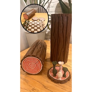 K&ouml;nnte beinhalten: Ein h&ouml;lzernes Schachspiel mit einem holzf&ouml;rmigen Aufbewahrungsbeh&auml;lter. Das Set enth&auml;lt ein Schachbrett, Schachfiguren und Untersetzer in Form von Baumscheiben. Das Bild zeigt auch ein holzf&ouml;rmiges St&uuml;ck und eine Holzscheibe mit Pilzfiguren.