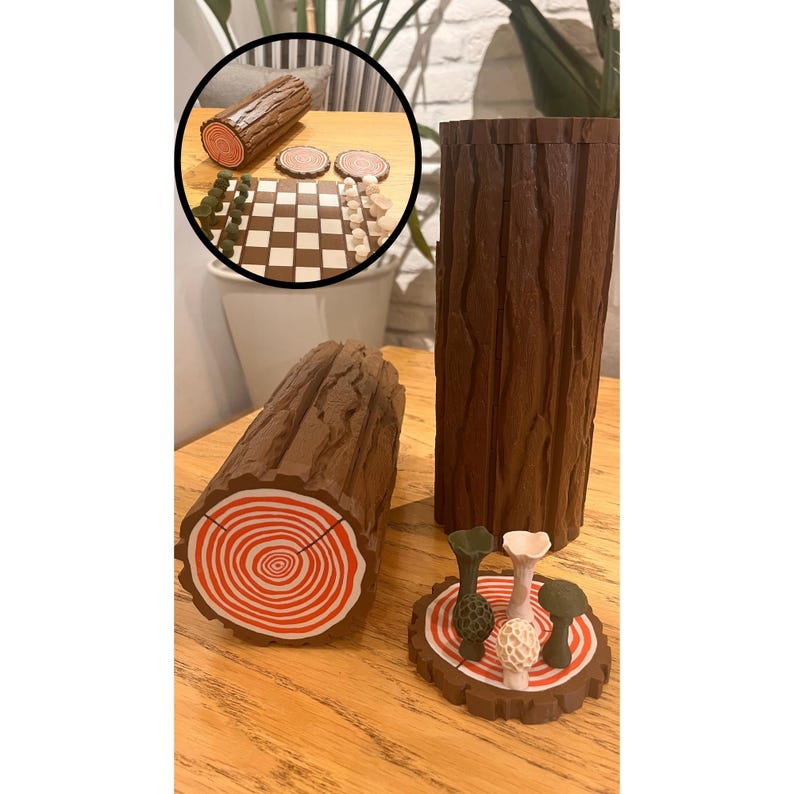 K&ouml;nnte beinhalten: Ein h&ouml;lzernes Schachspiel mit einem holzf&ouml;rmigen Aufbewahrungsbeh&auml;lter. Das Set enth&auml;lt ein Schachbrett, Schachfiguren und Untersetzer in Form von Baumscheiben. Das Bild zeigt auch ein holzf&ouml;rmiges St&uuml;ck und eine Holzscheibe mit Pilzfiguren.