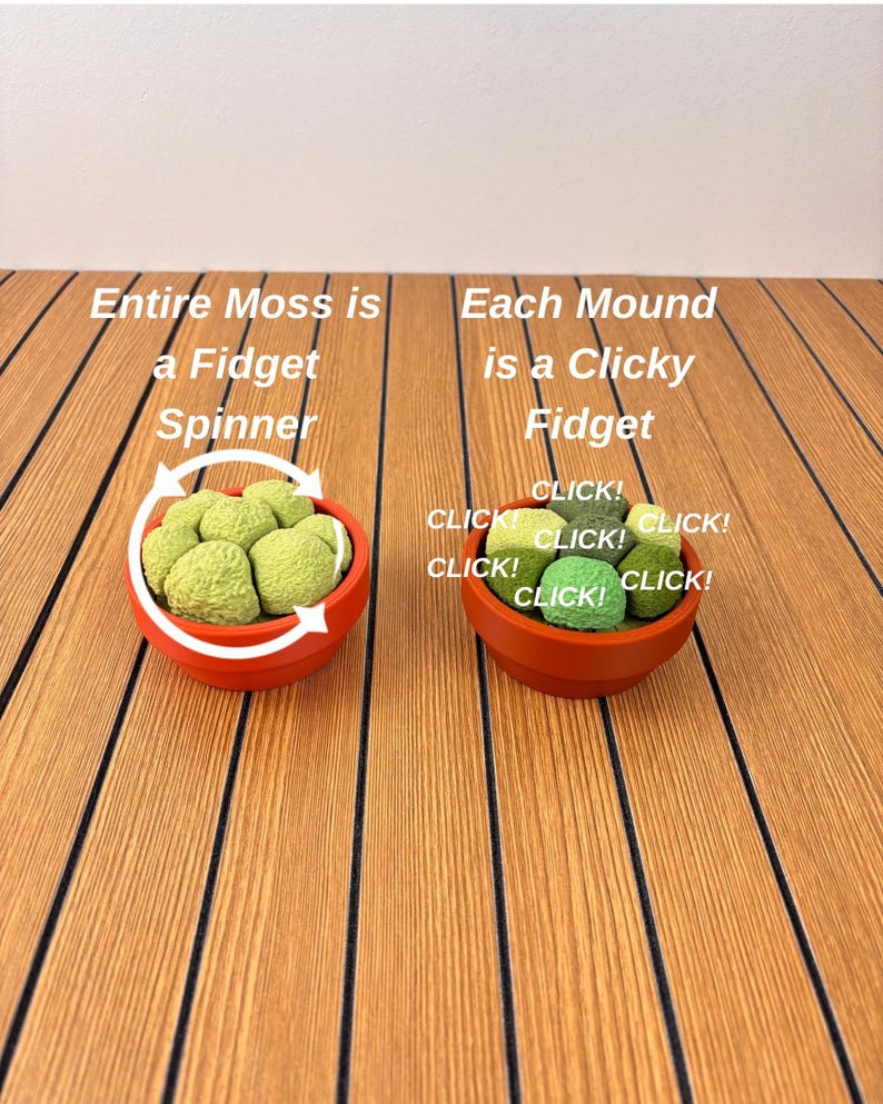 Puede incluir: Dos macetas de color terracota que contienen mont&iacute;culos texturizados de color verde musgo. La maceta izquierda presenta una flecha circular blanca con el texto Entire Moss is a Fidget Spinner. La derecha tiene el texto Each Mound is a Clicky Fidget con la palabra CLICK! repetida.