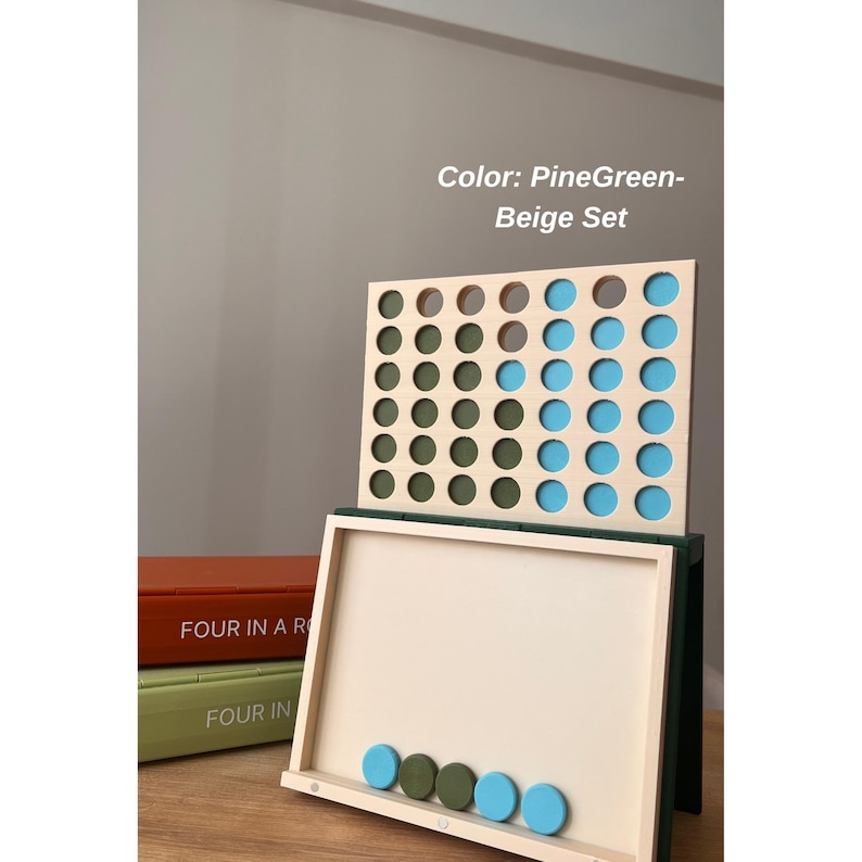 Playbook'd Fyra i rad, Hopfällbart brädspel, Mekanisk strategibord, Resevänlig förvaring PineGreen/Beige Set