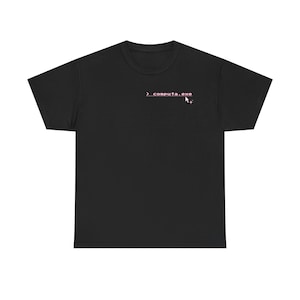 Puede incluir: Una camiseta negra de manga corta con un pequeño gráfico en la parte superior izquierda del pecho. El gráfico muestra el texto "computa.exe" en una fuente pixelada de color rosa claro, junto a un icono de cursor blanco y dos destellos.