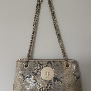 DKNY Handtasche aus metallisch geprägtem Pythonleder, Gold