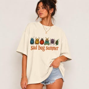 Sad Bug Summer T-shirt: Cottagecore Broderad insektsgrafik-tröja