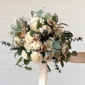 Naturholzblumen-Brautstrauß | Boho Woodsy Hochzeitsstrauß mit Holzblumen | MAE-Kollektion in neutralem Softweiß, Elfenbein und Grüntönen