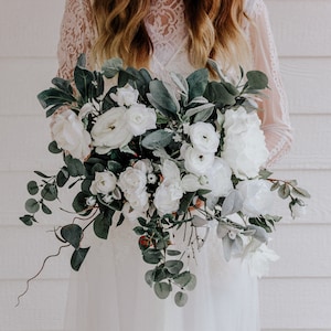 Weiße Blumen und Eukalyptus Brautstrauß | Boho Hochzeit Brautstrauß | Garten Brautstrauß | Weiße und grüne Hochzeit