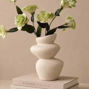 Keramikvas med stenstruktur, modern beige stengods, skulptural minimalistisk heminredning