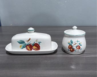 Set vintage in ceramica con burriera e zuccheriera a forma di fragola, colore bianco, turchese e verde acqua.