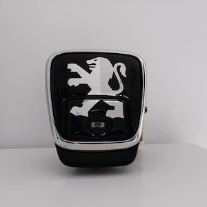 Peugeot 406 Hatchback/Coupe Naklejka z logo na klapę bagażnika - chromowany emblemat lwa