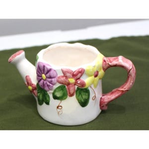 Jarrón de cerámica en miniatura con diseño floral pintado a mano, multicolor, ideal como elemento decorativo.
