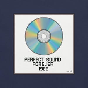 Puede incluir: Impresión enmarcada de un CD con reflejos de arcoíris. Debajo del CD, el texto dice "PERFECT SOUND FOREVER 1982". La obra de arte está sobre un fondo blanco, enmarcada en azul oscuro.