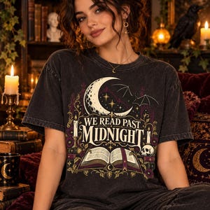 Maglietta "Leggiamo dopo mezzanotte" / Maglietta per lettori di romanzi dark