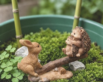 Figura de conejo y erizo hecha a mano en balancín, linda estatua de resina para jardín, decoración para macetas de suculentas, adorno de escritorio original, regalo para amantes de los animales.