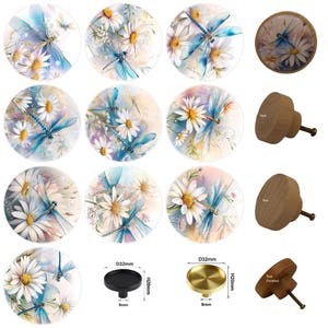 Puede incluir: Una colección de tiradores y pomos decorativos para armarios. Los pomos presentan un diseño de acuarela de libélulas y margaritas. Los tiradores son de metal negro y dorado, y también se muestran pomos de madera. Medidas en mm.