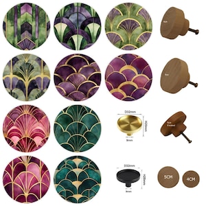 Op de afbeelding: Een verzameling decoratieve kastknoppen en -grepen. De knoppen hebben Art Deco-ontwerpen in groen, paars en goud. Ook inbegrepen zijn houten knoppen en metalen grepen, met afmetingen in centimeters.