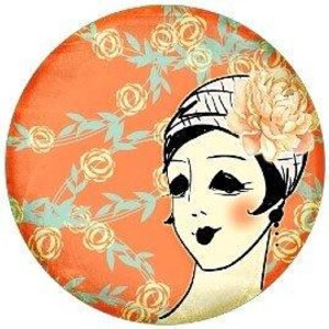 以下が含まれることがあります： 短い黒髪で、大きなピーチ色の花がついたヘッドピースをつけ、頬が赤らんだ人物のイラストが描かれた円形の装飾プレート。背景は鮮やかなオレンジ色で、水色の葉の繰り返し模様が施されている。