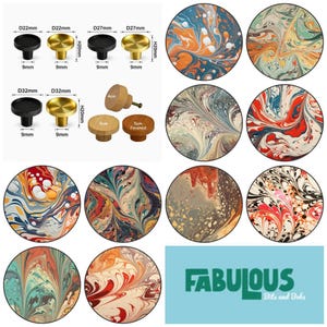 Op de afbeelding: Een collectie ronde kastknoppen in zwarte, gouden en houten afwerkingen, met afmetingen gelabeld als 22mm, 27mm, 32mm, 4cm en 5cm. De afbeelding toont diverse cirkelvormige patronen met gemarmerde, meerkleurige ontwerpen en de tekst FABULOUS Bits and Bobs.