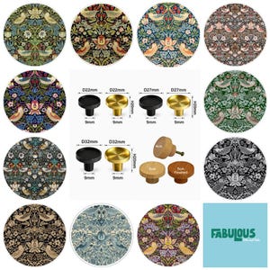 Op de afbeelding: Een collectie ronde kastknoppen in zwarte en gouden metalen afwerkingen, naast knoppen van natuurlijk hout. De afbeelding toont diverse stoffen met bloem- en vogelpatronen, met technische diagrammen die afmetingen van 22mm, 27mm en 32mm weergeven.