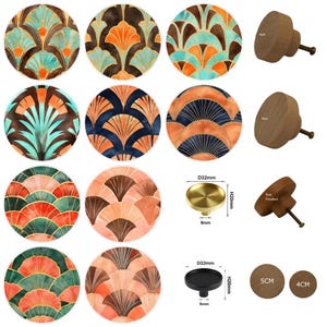 Puede incluir: Una colección de tiradores y pomos decorativos para armarios. La imagen presenta pomos redondos con diseños de abanicos de estilo Art Déco en varios colores, junto con herrajes de madera y metal. Los pomos de madera tienen 4 cm y 5 cm de diámetro.