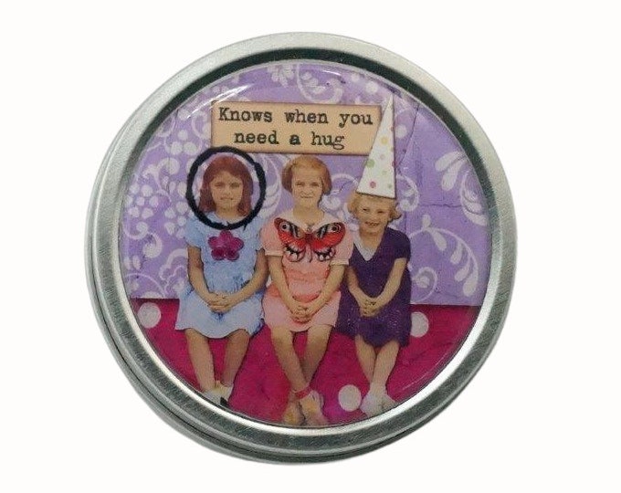 Round Storage Tin Trinket Box Gift Tin Keepsake Box Gift Box Jewellery Box Bits and Bobs Tin Funny Comic Knows When you need a Hug Friends